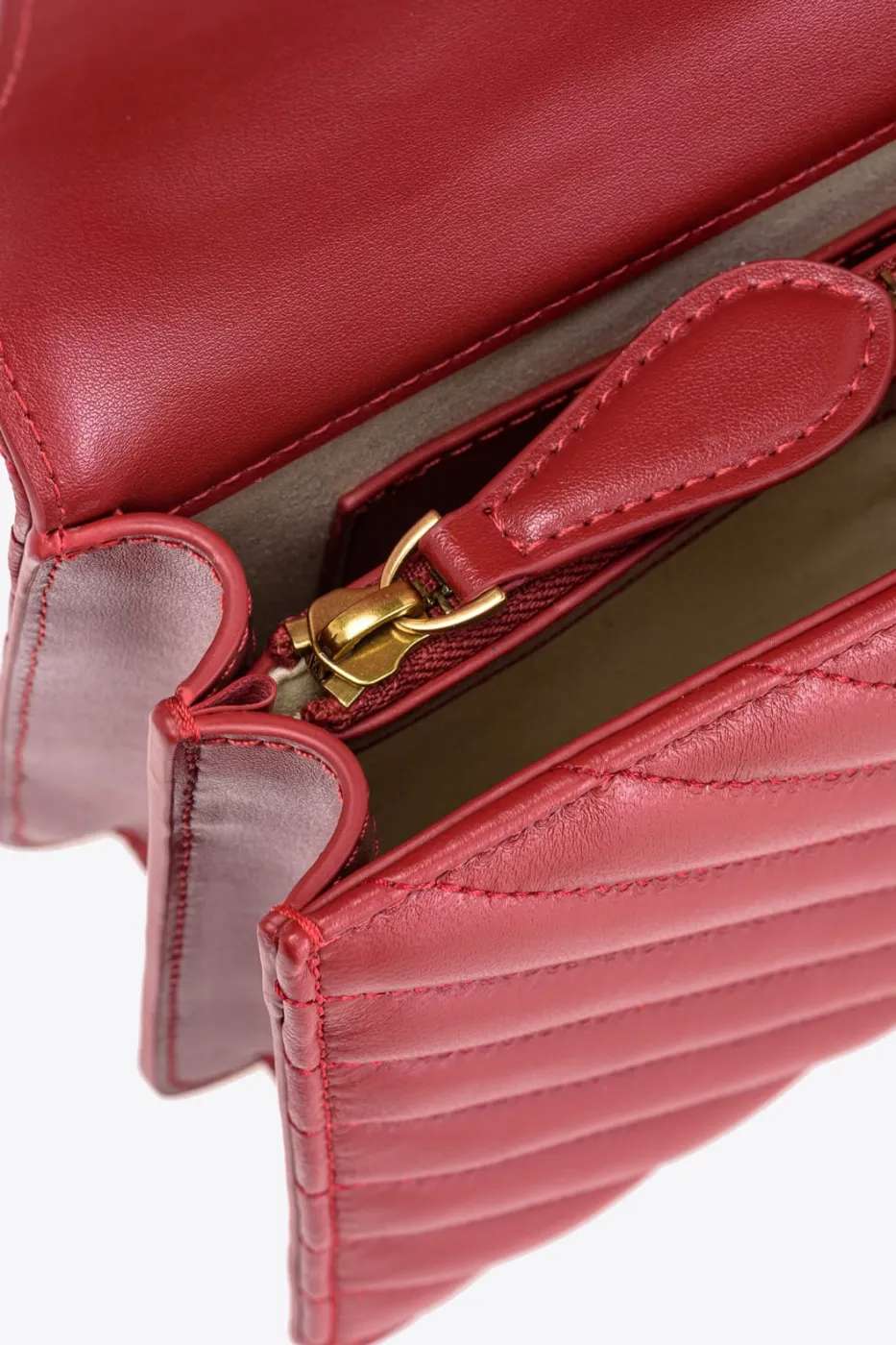 CLASSIC LOVE BAG ICON CHEVRON – ruby red-antique gold — фото 6